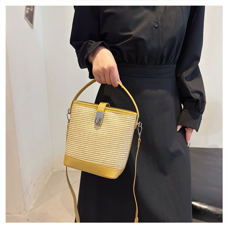 Erba di nicchia super popolare per le donne 2024 nuova borsa a secchiello per l'acqua a tracolla intrecciata versatile con blocco di colore estivo, mobile_voghion.com