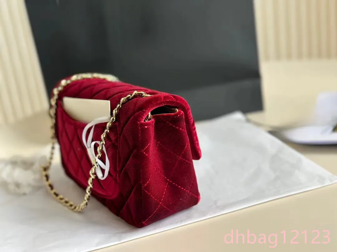 Borsa a patta classica mini Veet da donna, rossa, con sfera Dias lucida, in metallo dorato, regolabile, con catena matelassé morbida_voghion.com