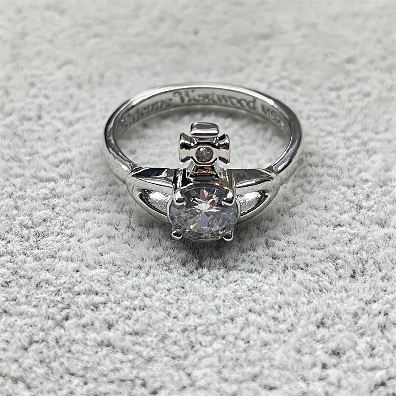 Le classique Saturne à diamant unique de Vivi Queen Dowager avec un tempérament petit et simple, doté d'une bague de style ins