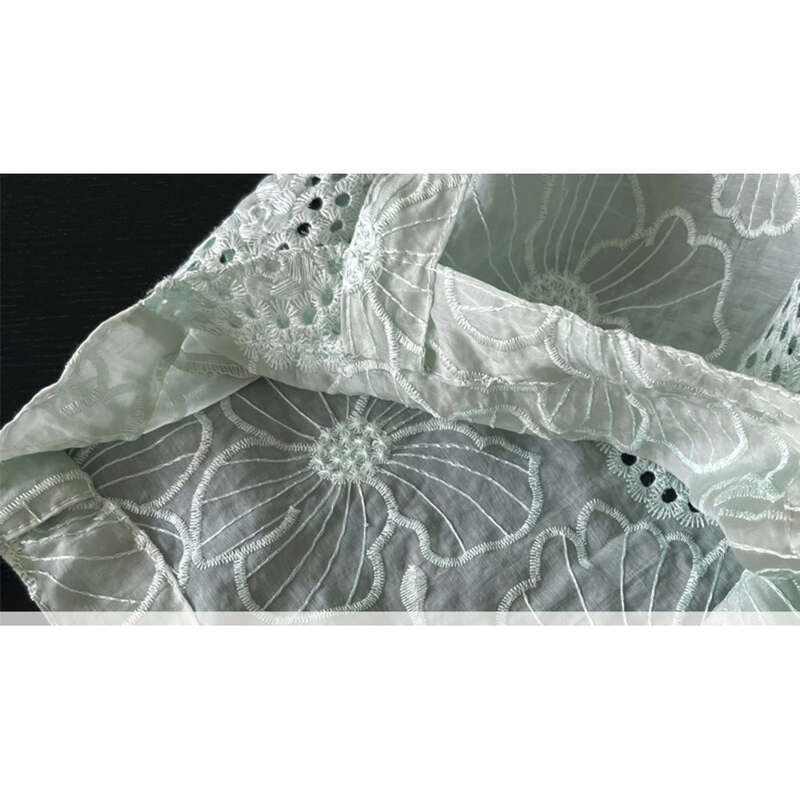 Borsa a tracolla in tessuto Tencel con ricamo cavo della cultura francese, mostra una borsa a tracolla delicata e romantica_voghion.com