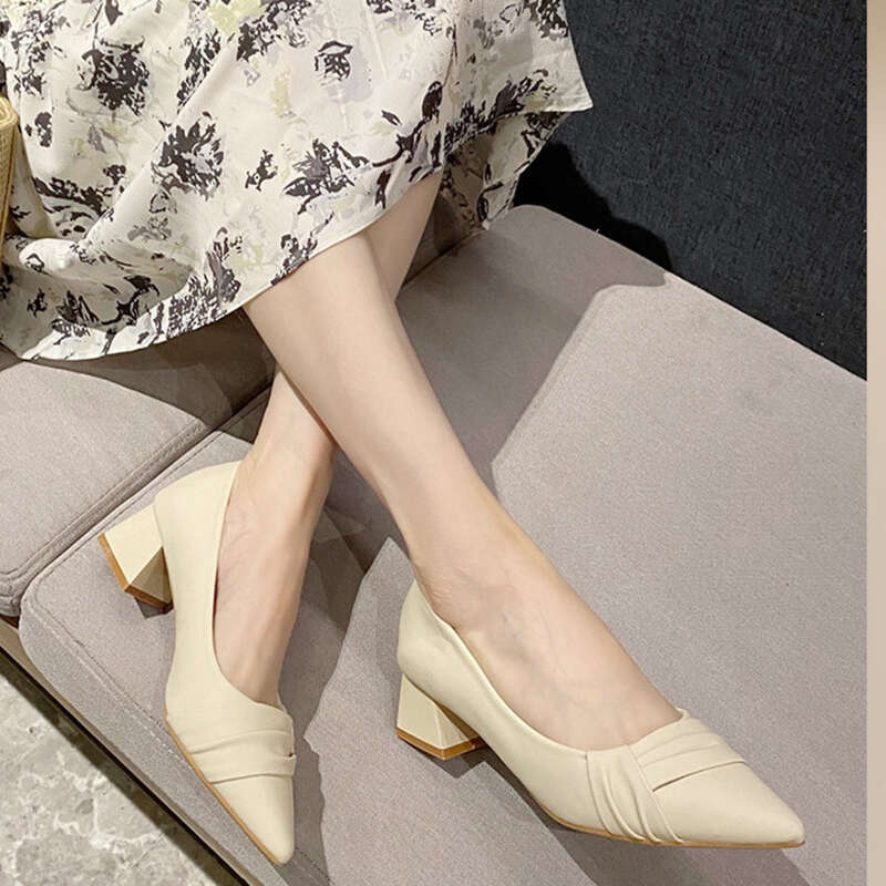 Short Heel Network Star New Pointed Toe Shallow Mouth Medium Low Heel Shoes_voghion.com