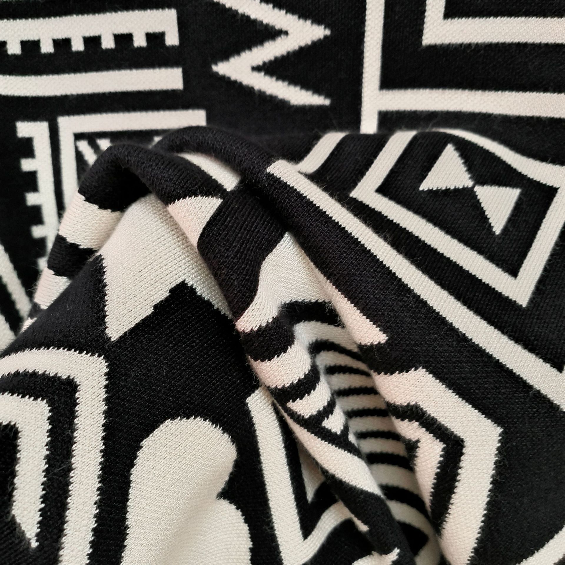 Herrenbekleidung Dicker, warmer Pullover mit Rundhalsausschnitt im neuen Stil für Herbst und Winter, kurzärmeliger, locker bedruckter geometrischer Pullover_voghion.com