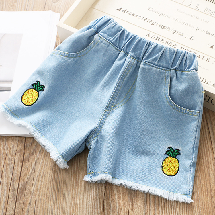 Madre y niños Pantalones cortos de mezclilla para niñas Verano 2024 Nuevos niños grandes para niños con estilo bordado corazón rojo pantalones prendas de vestir exteriores pantalones versión coreana_voghion.com