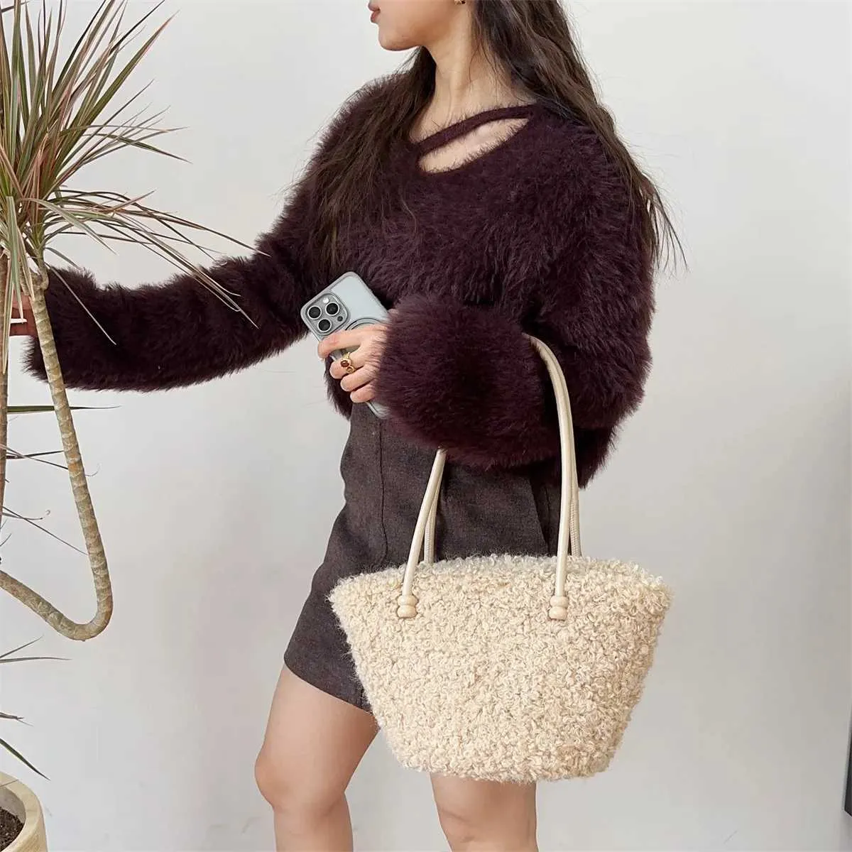 Bolso de hombro de felpa para mujer, de moda, liso, suave, informal, de lana de cordero, de gran capacidad, ligero, para uso diario._voghion.com