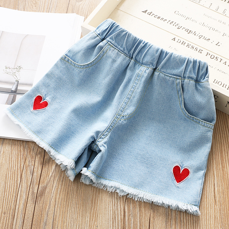 Madre y niños Pantalones cortos de mezclilla para niñas Verano 2024 Nuevos niños grandes para niños con estilo bordado corazón rojo pantalones prendas de vestir exteriores pantalones versión coreana_voghion.com