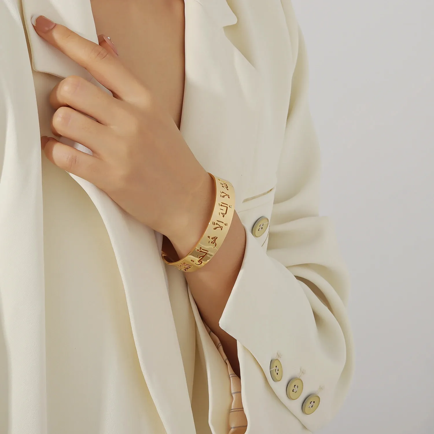 Braccialetto regolabile personalizzato con nome arabo cavo in acciaio inossidabile, aperto, largo, regalo musulmano per le donne_voghion.com