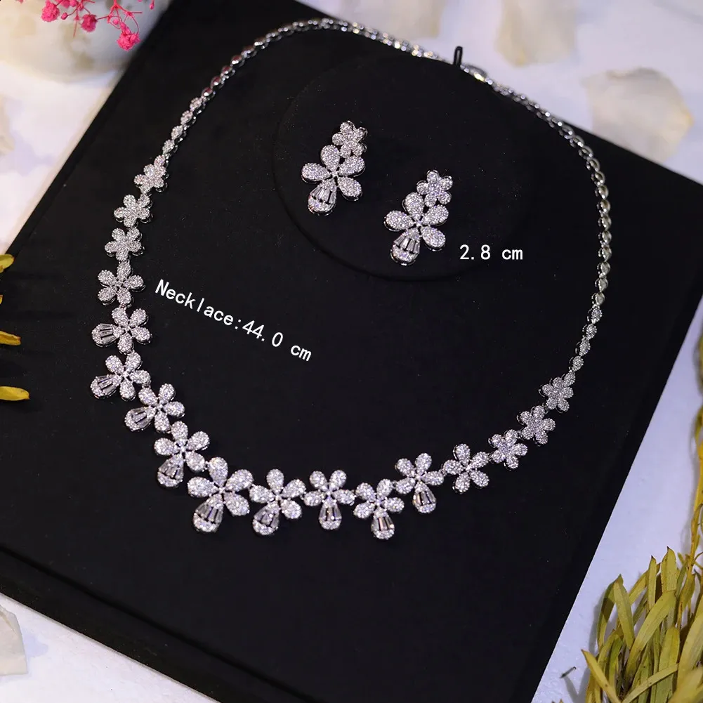 Ensemble de bijoux de mariage élégant avec collier et boucles d'oreilles en forme de feuille et de fleur en zircone cubique micro pavée pour fiançailles_voghion.com