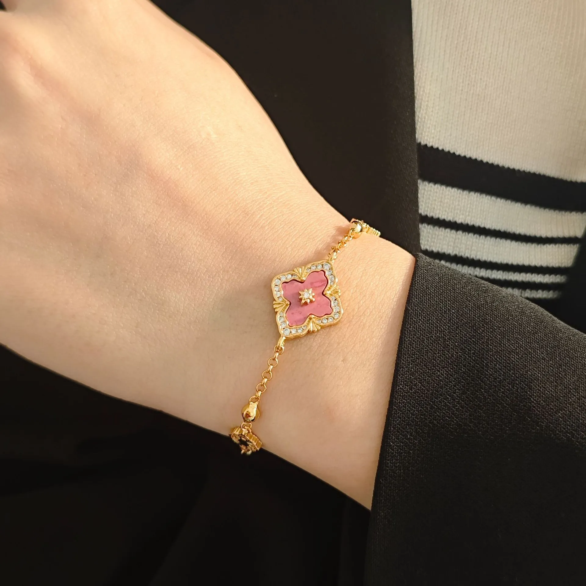 Bracelet à breloque trèfle avec fritillaire naturelle et calcédoine_voghion.com