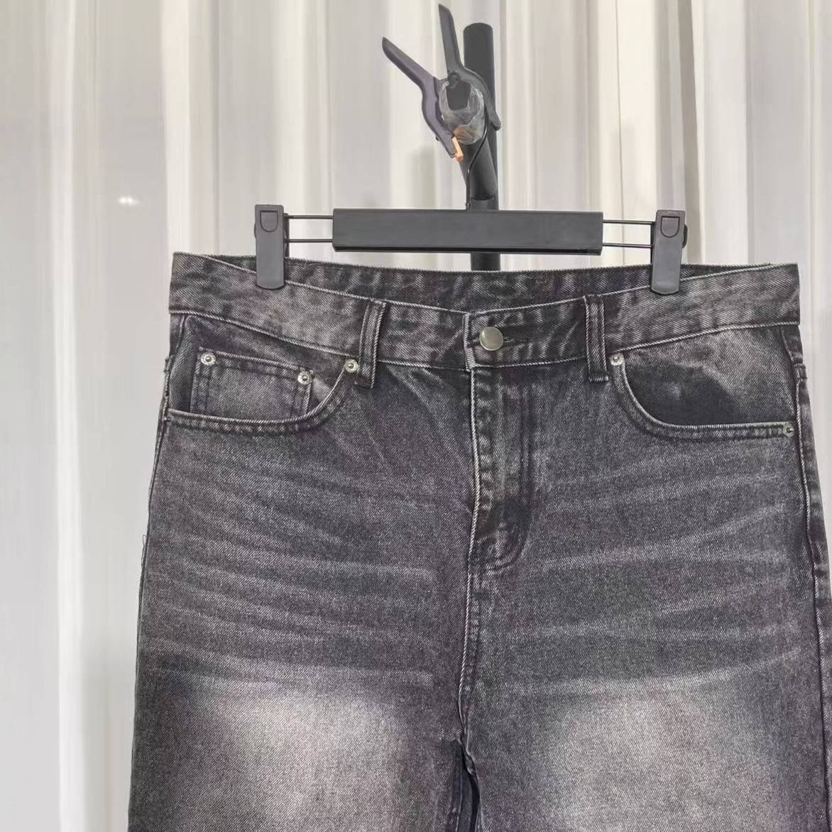 Schwarze Herren-Jeans mit Used-Look und Schlag – Vintage-Waschung mit leichtem Faltenwurf_voghion.com