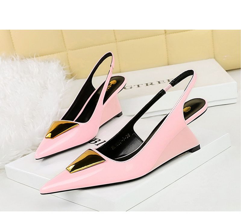 Scarpe da donna in stile 1097-K55 con tacco alto e slingback, cinturino posteriore traforato in vernice, punta bassa e appuntita_voghion.com