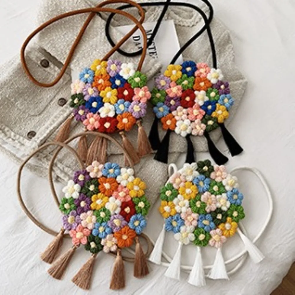 Borsa da spiaggia in rattan bohémien, lavorata a maglia in cotone e lino, con nappa, in stile rurale e con spallacci lavorati all'uncinetto floreale._voghion.com