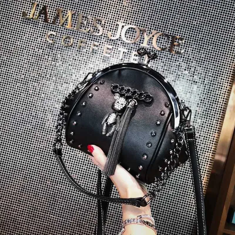 Metallfransen Dia Frauen Schulter Trend Stilvolle Chic Cartoon Anhänger Umhängetasche PU Leder Kette Weibliche Handba241216_voghion.com