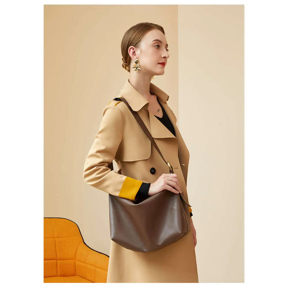 Same Style As Blogger One Shoulder Armpit Simple And Versatile High-Capacity Temperament Fashion Niche Cowhide Women Bag_voghion.com