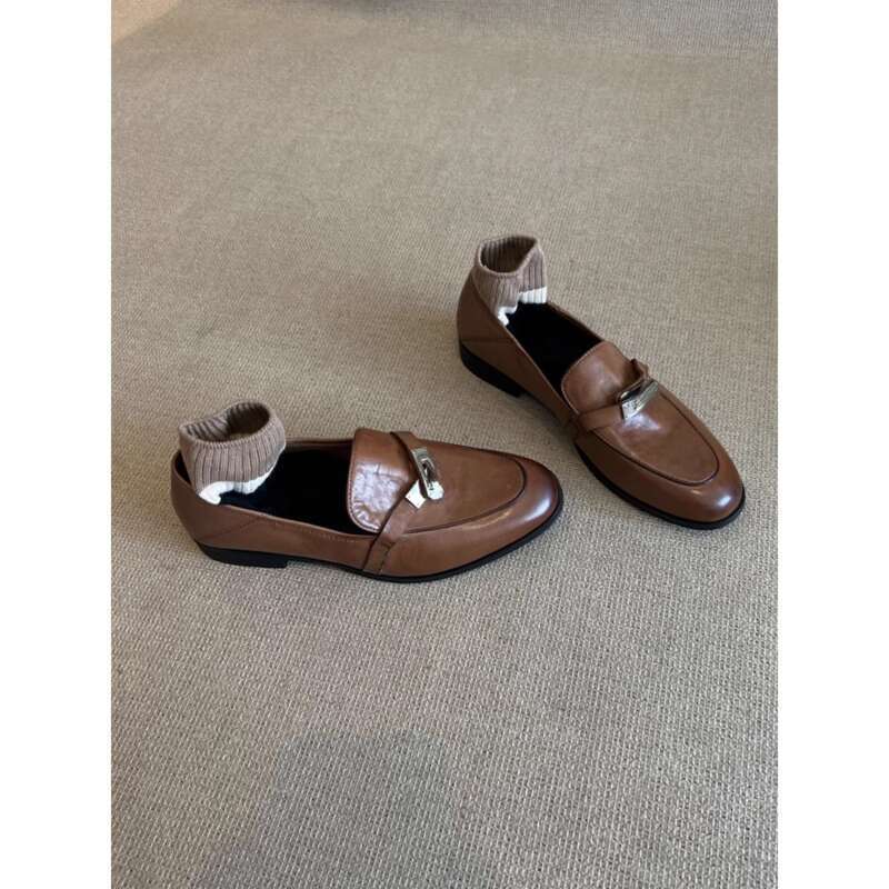 2024 Women's Round Toe Flat Loafers With Leather Upper And Metal Buckle Embellishment._voghion.com