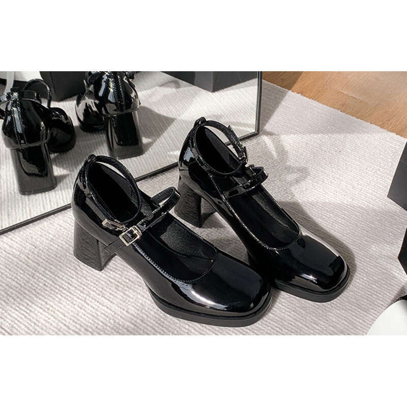Chaussures Mary J. Siegel à talons ultra hauts et bout carré rouges_voghion.com