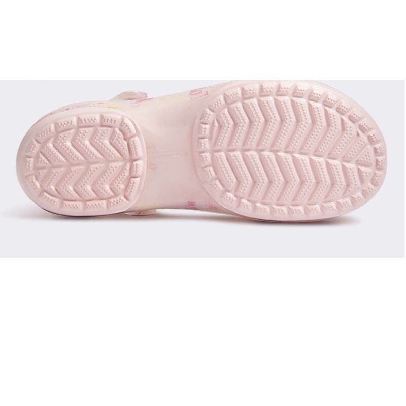Ciabatte Nur Toe su una spiaggia di gelatina in estate, all'aperto indossando una zappa perforata_voghion.com