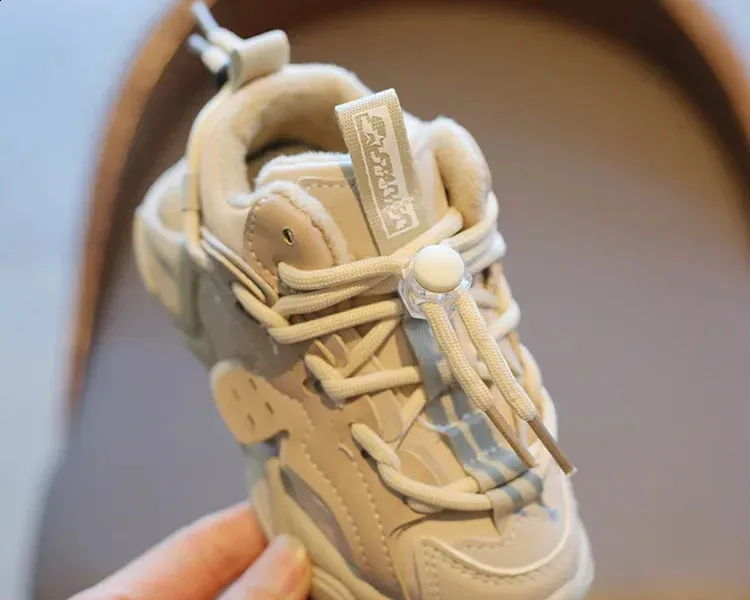 2024 Moda Peluche Corto e Grasso Impermeabile Ragazzi Comode Ragazze Corsa Antiscivolo Bambini Scarpe Sportive 240912_voghion.com