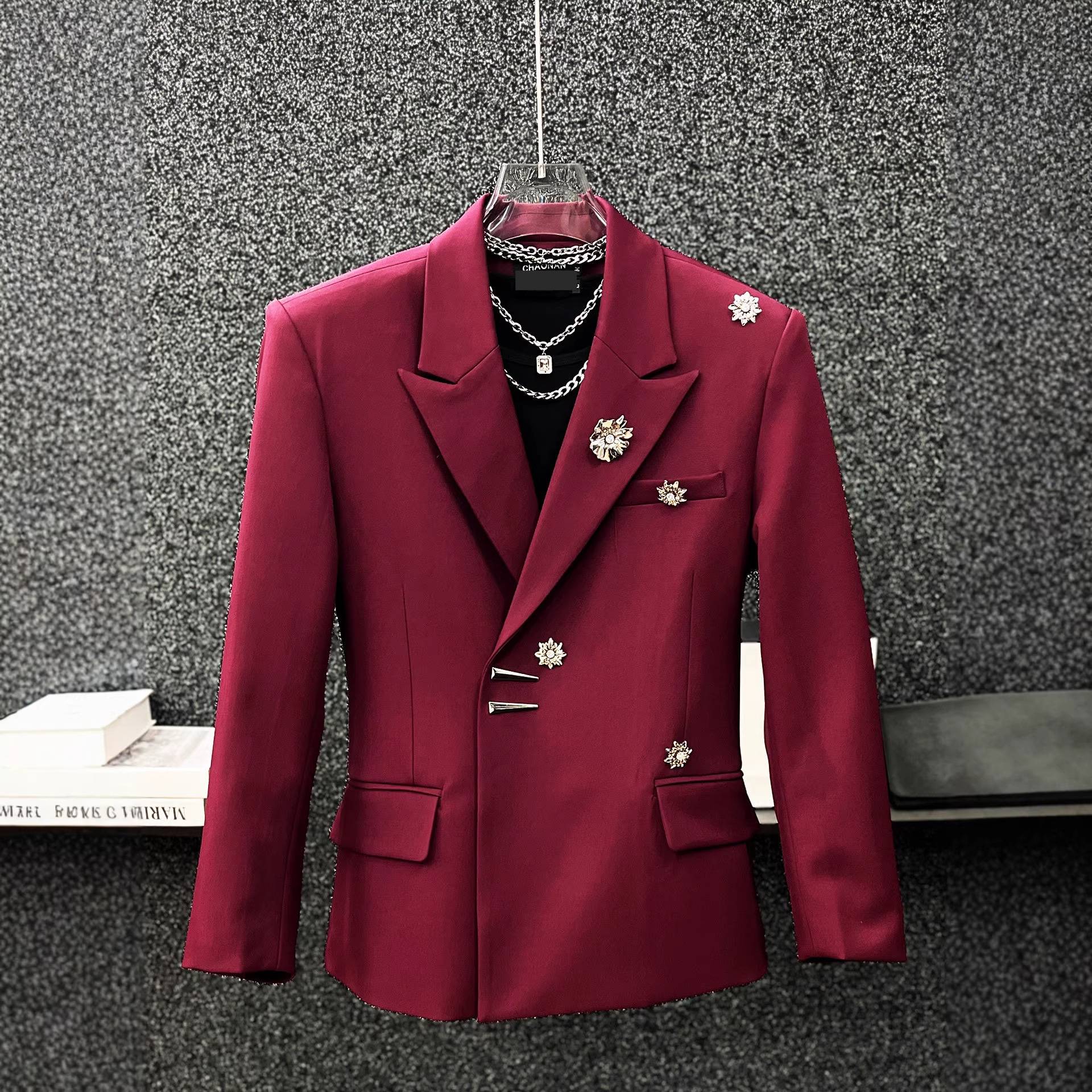 Men's Suit Jacket With Padded Shoulders And Metallic Embellishments_voghion.com