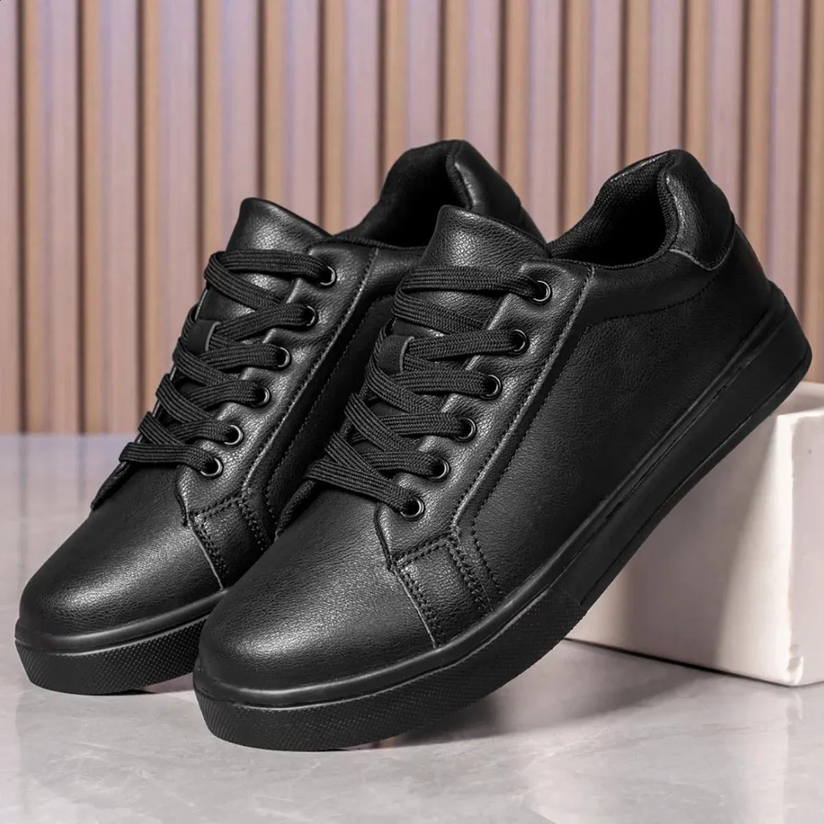 Mens comfortable skateboard mens solid white and black casual sports lightweight walking shoes Tenis Mascuo 241105_voghion.com