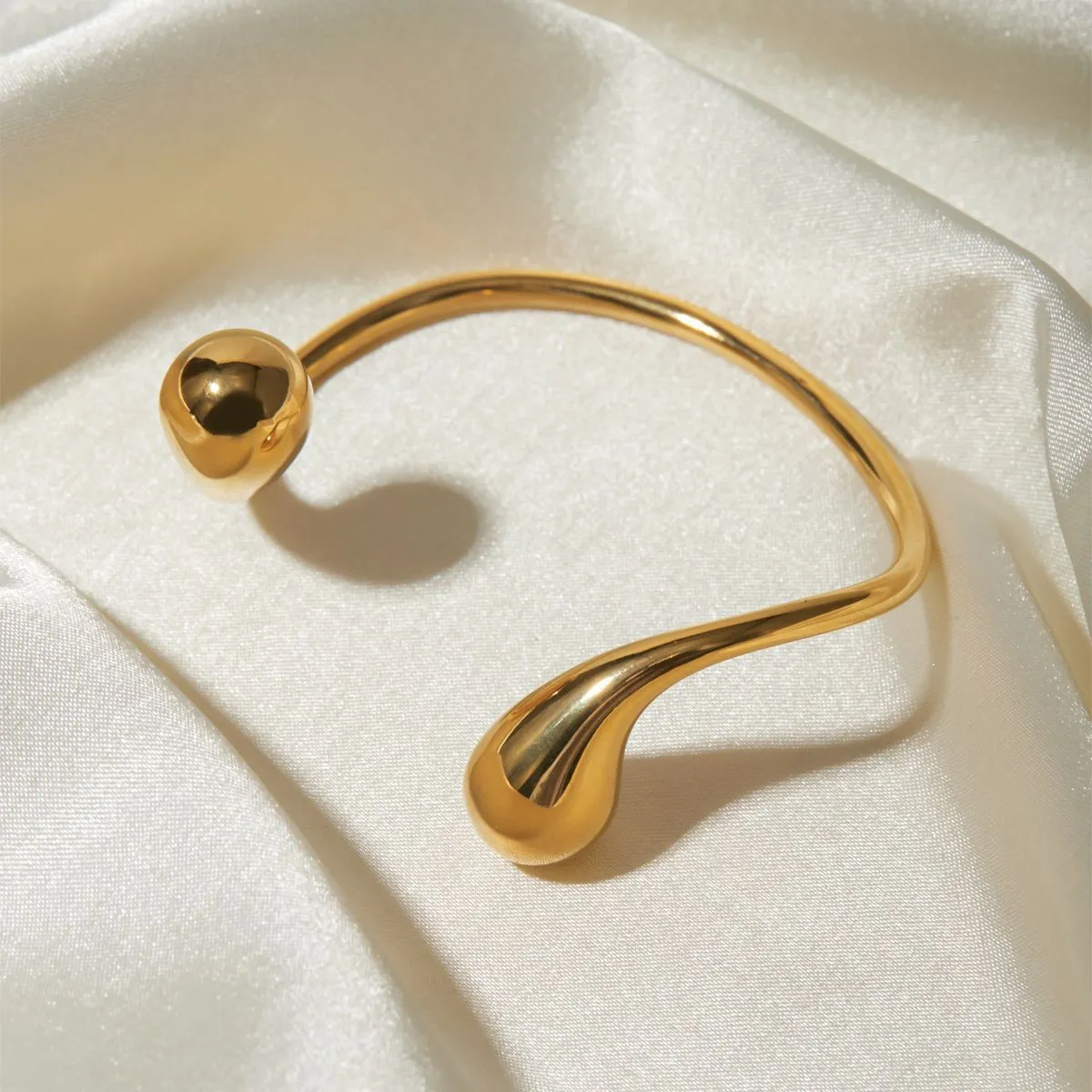 Bracciale con apertura asimmetrica in acciaio inossidabile placcato oro per donna, fabbrica di gioielli alla moda e versatile all'ingrosso_voghion.com