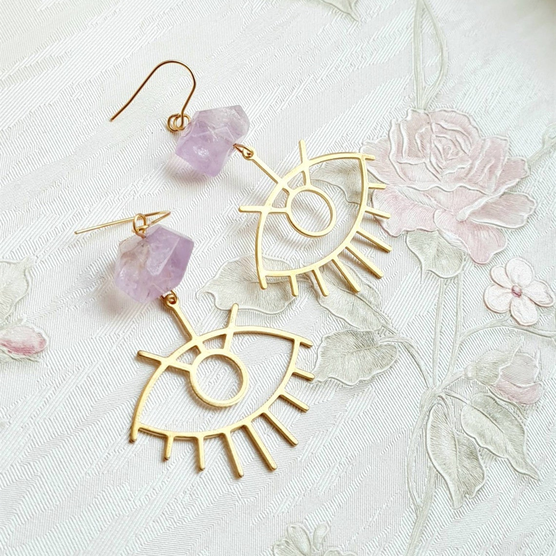 Handgemachte Ohrringe mit bösem Blick aus violettem Kristall_voghion.com