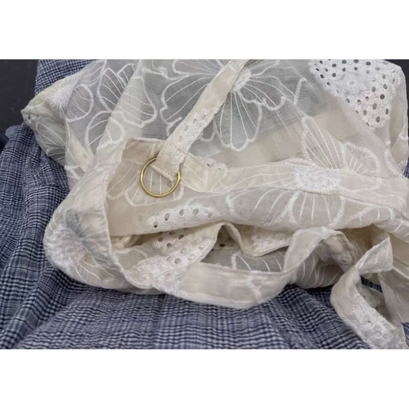 Borsa a tracolla in tessuto Tencel con ricamo cavo della cultura francese, mostra una borsa a tracolla delicata e romantica_voghion.com