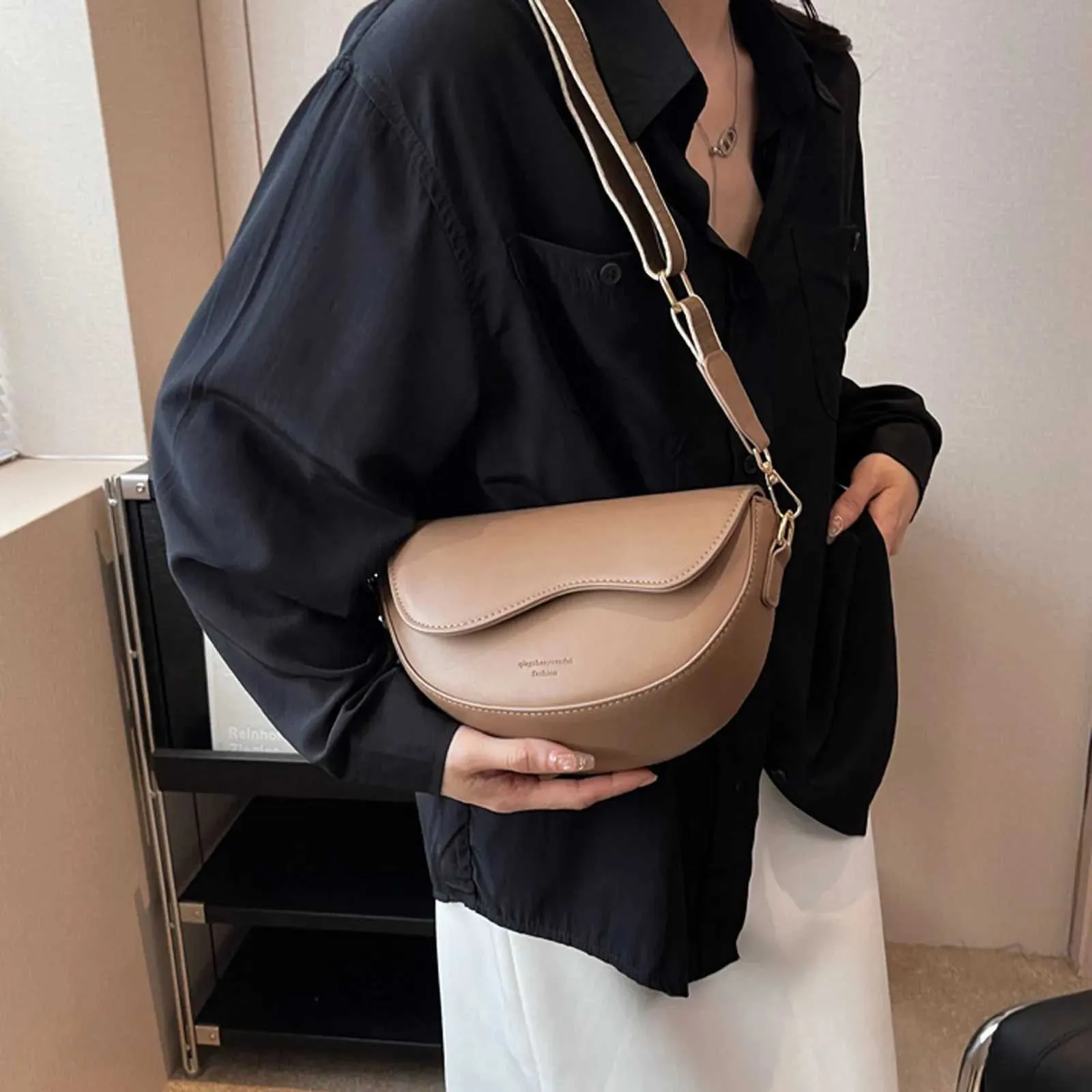2024 Texture Kleine Retro Vielseitige Crossbody Mode Eine Schulter Unterarm Sattel Tasche Damen Stilvolle RucksackC241216_voghion.com