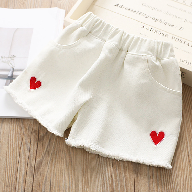 Madre y niños Pantalones cortos de mezclilla para niñas Verano 2024 Nuevos niños grandes para niños con estilo bordado corazón rojo pantalones prendas de vestir exteriores pantalones versión coreana_voghion.com
