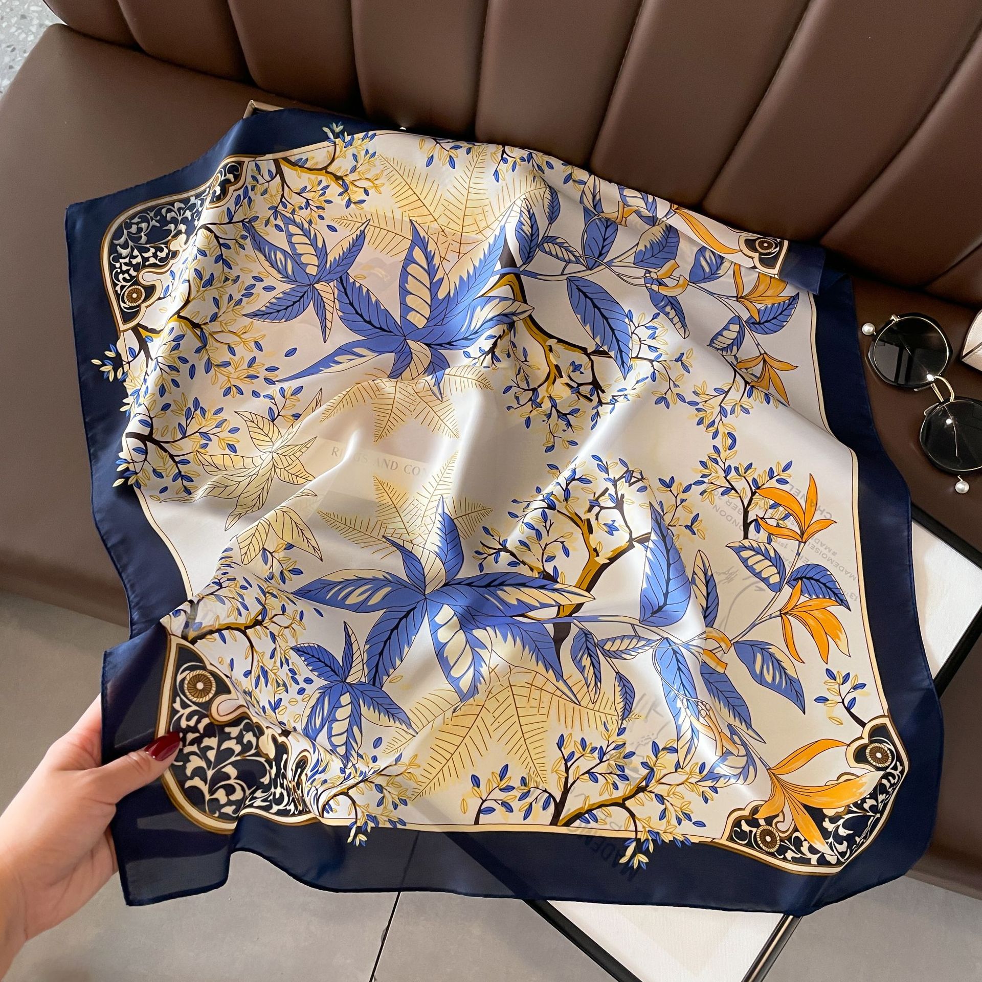 Sciarpa decorativa piccola a scialle da donna in raso quadrato di seta coreana con fiore pianta coreana di nuovo stile 70 cm_voghion.com