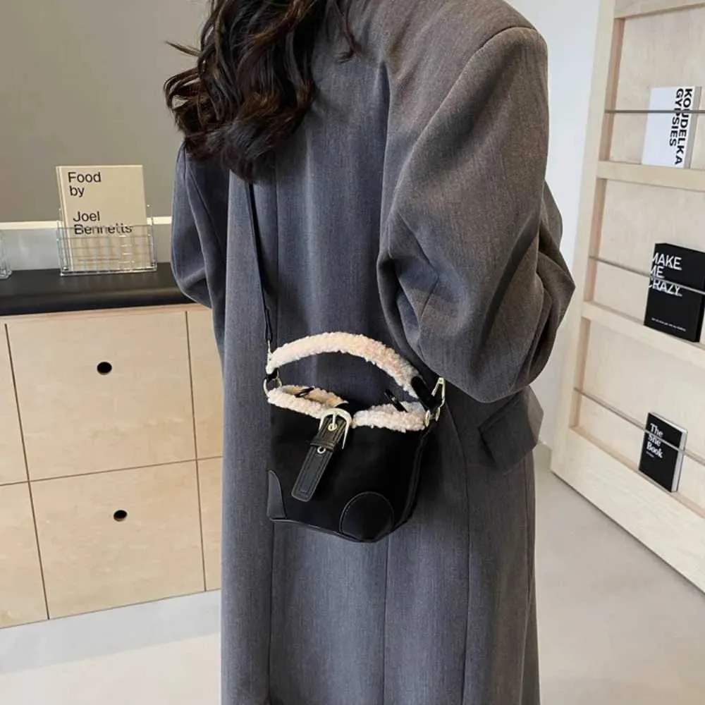 Borse a secchiello in lana di agnello alla moda con tracolla Borsa a tracolla retrò in peluche vintage da donna C241212_voghion.com