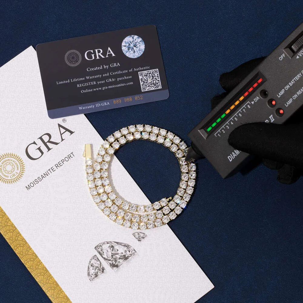 Pulsera con cierre de resorte y cadena de tenis con diamantes de laboratorio de 3 mm y 4 mm de moissanita VVS helada_voghion.com