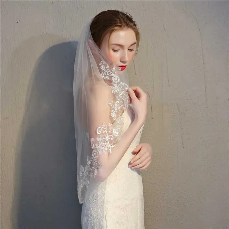Vendita all'ingrosso di gioielli per capelli velo corto economico bianco avorio da sposa uno strato bordo in pizzo velo applicato abito da sposa 2024 sposa_voghion.com
