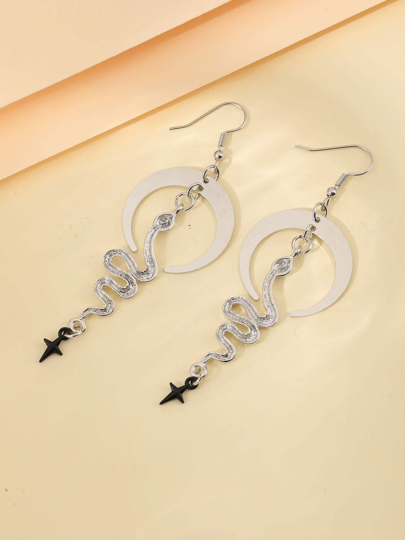 Kreative hohle Schlangenanhänger-Damenohrringe im böhmischen Ethno-Stil mit Stern- und Mondmuster-Anhängerohrringschmuck Direktverkauf_voghion.com