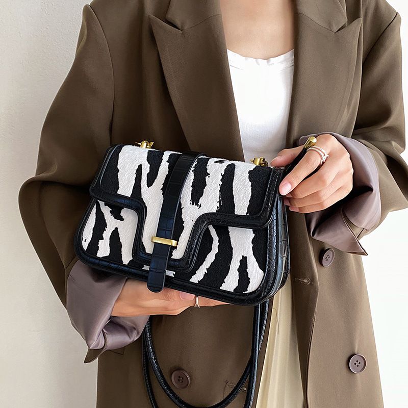 2023 Herbst neue hochwertige Textur Umhängetasche modische Persönlichkeit vielseitige gestreifte Tasche Außenhandel_voghion.com