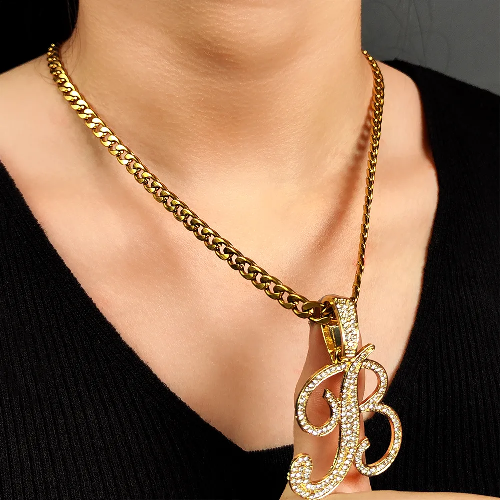 Catene Flatfoosie Collana con ciondolo a forma di lettera corsiva in acciaio inossidabile per donna con strass scintillanti e iniziale alla moda_voghion.com