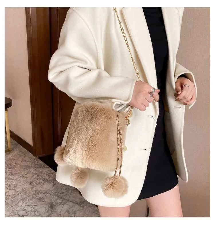 Sac à main en peluche avec cordon de serrage et boule de laine antivol, sac à bandoulière à une épaule, sac seau à la mode pour femmes 240820_voghion.com