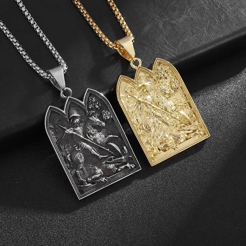 Collana con ciondolo in acciaio al titanio Hip Hop George The Dragon Slayer placcato in oro vero da uomo_voghion.com