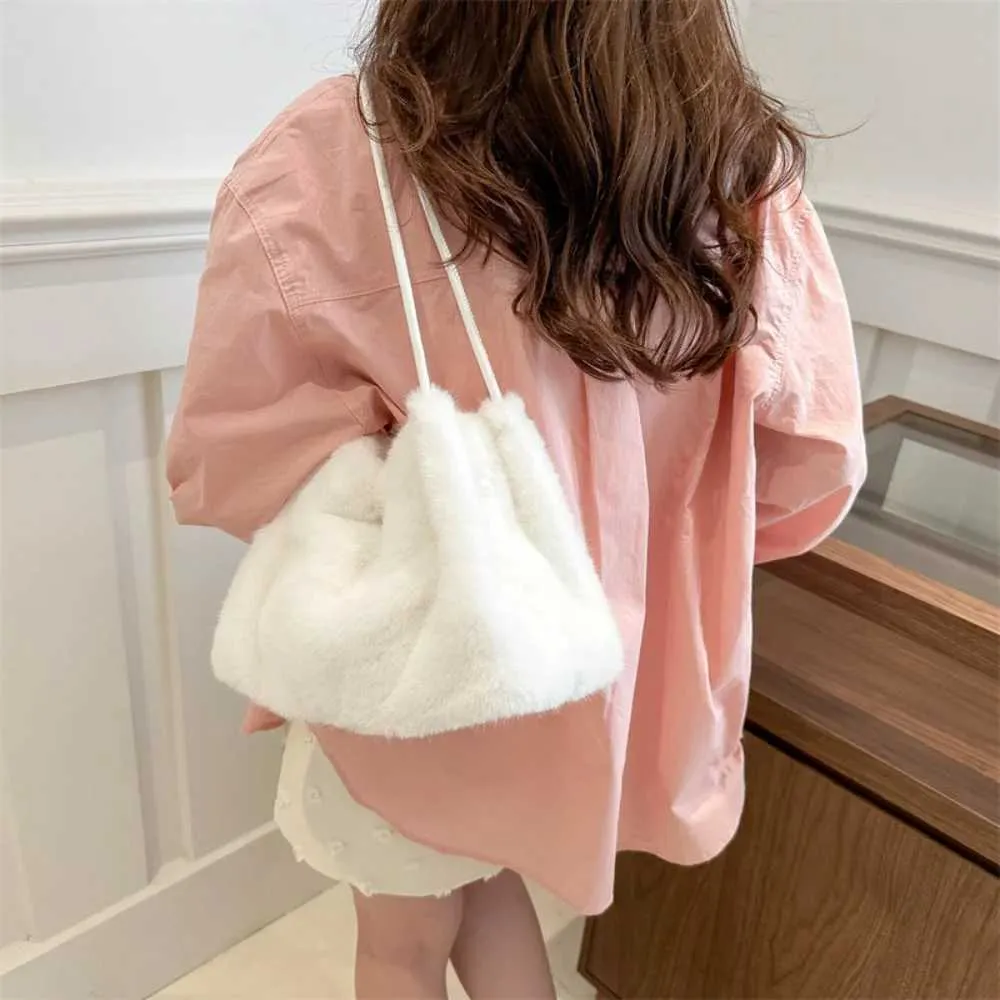 Plush Shoulder Bag For Women Versatile Casual Handbag Style_voghion.com