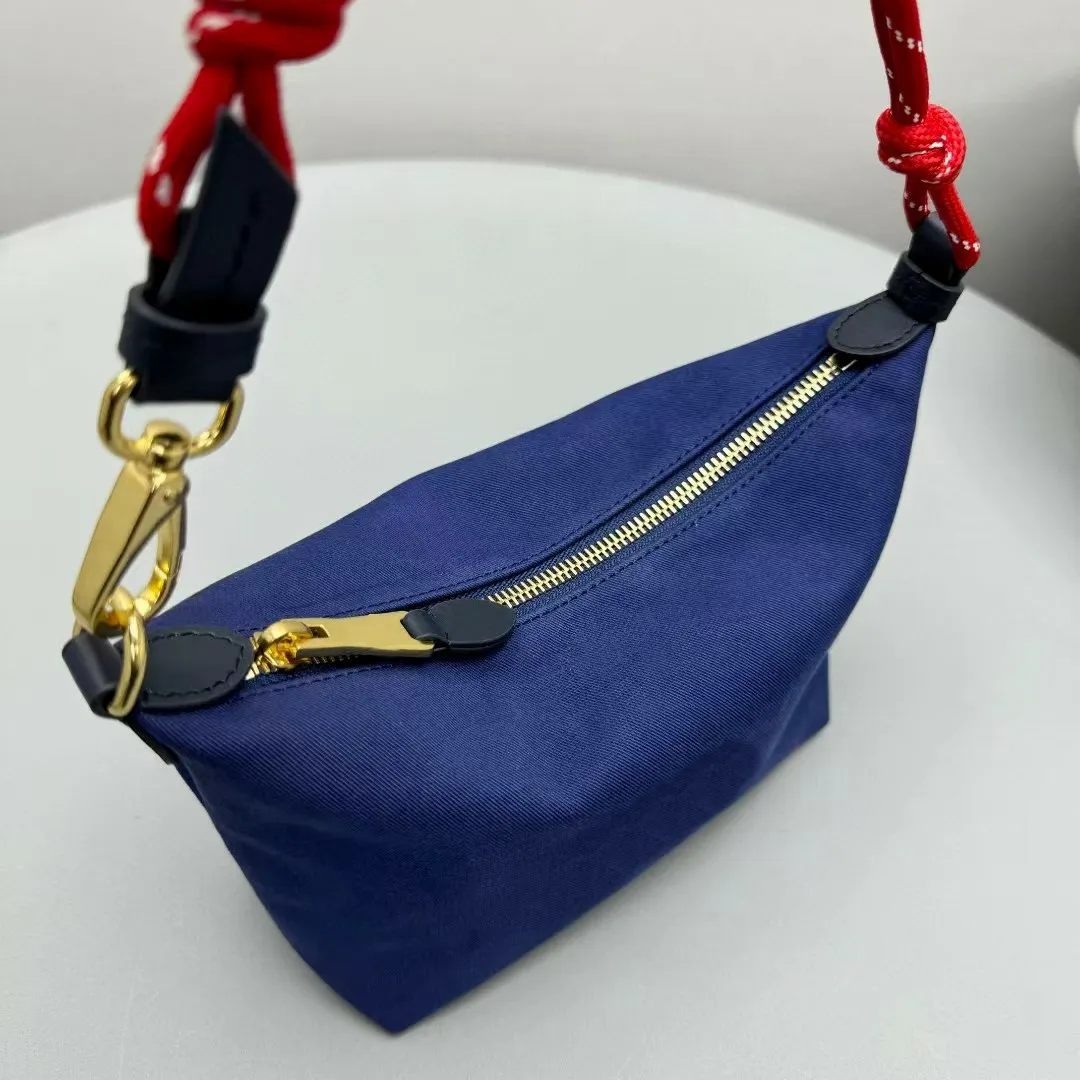 Sacs à main de créateur : Boîte à lunch en toile bleue de qualité 10A avec broderie et accessoires dorés – Sac hobo imperméable pour tous les jours_voghion.com
