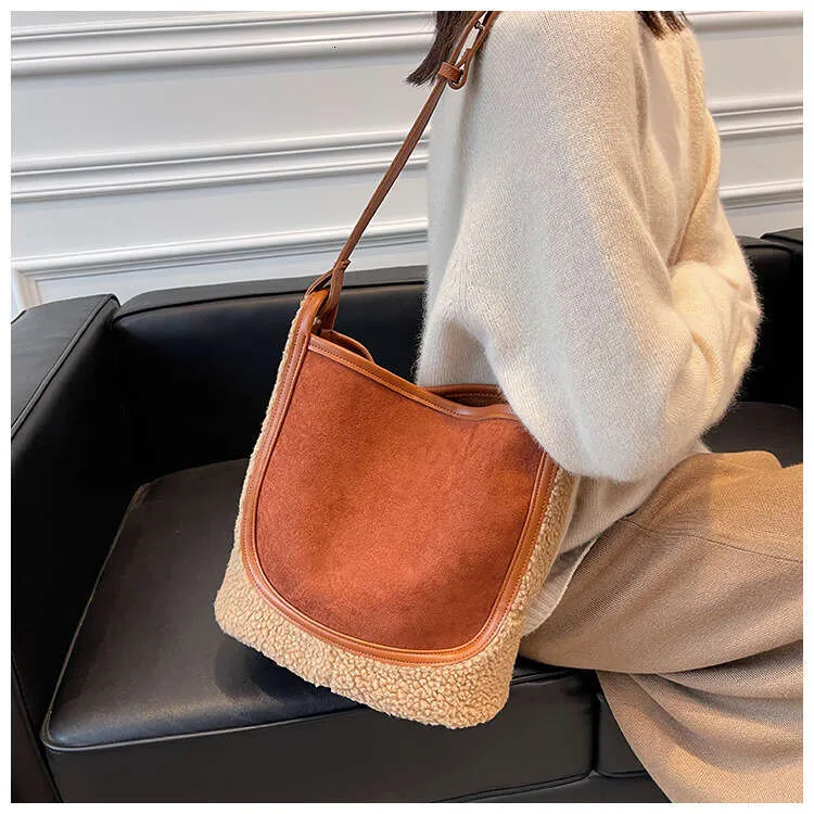 Grand sac à bandoulière de grande capacité pour femme 2023, nouveau sac fourre-tout en laine d'agneau d'automne et d'hiver en peluche, sac seau à une épaule_voghion.com