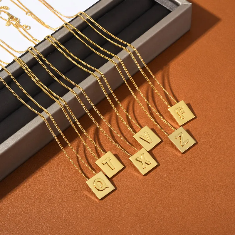 Collane con ciondolo di design a blocchi d'oro per donne e ragazze, catena a maglie con girocollo corto, collana con lettere, bel commercio all'ingrosso di gioielli_voghion.com