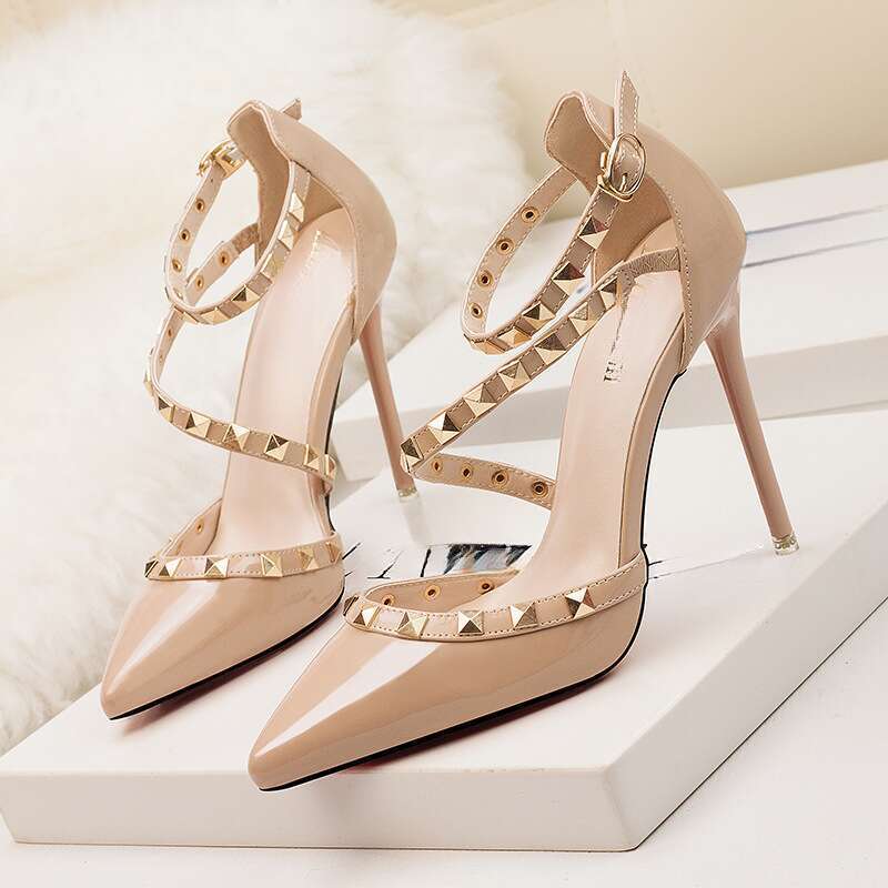 2025 Tacco alto sottile, bocca bassa, borchie appuntite, cinturino cavo_voghion.com