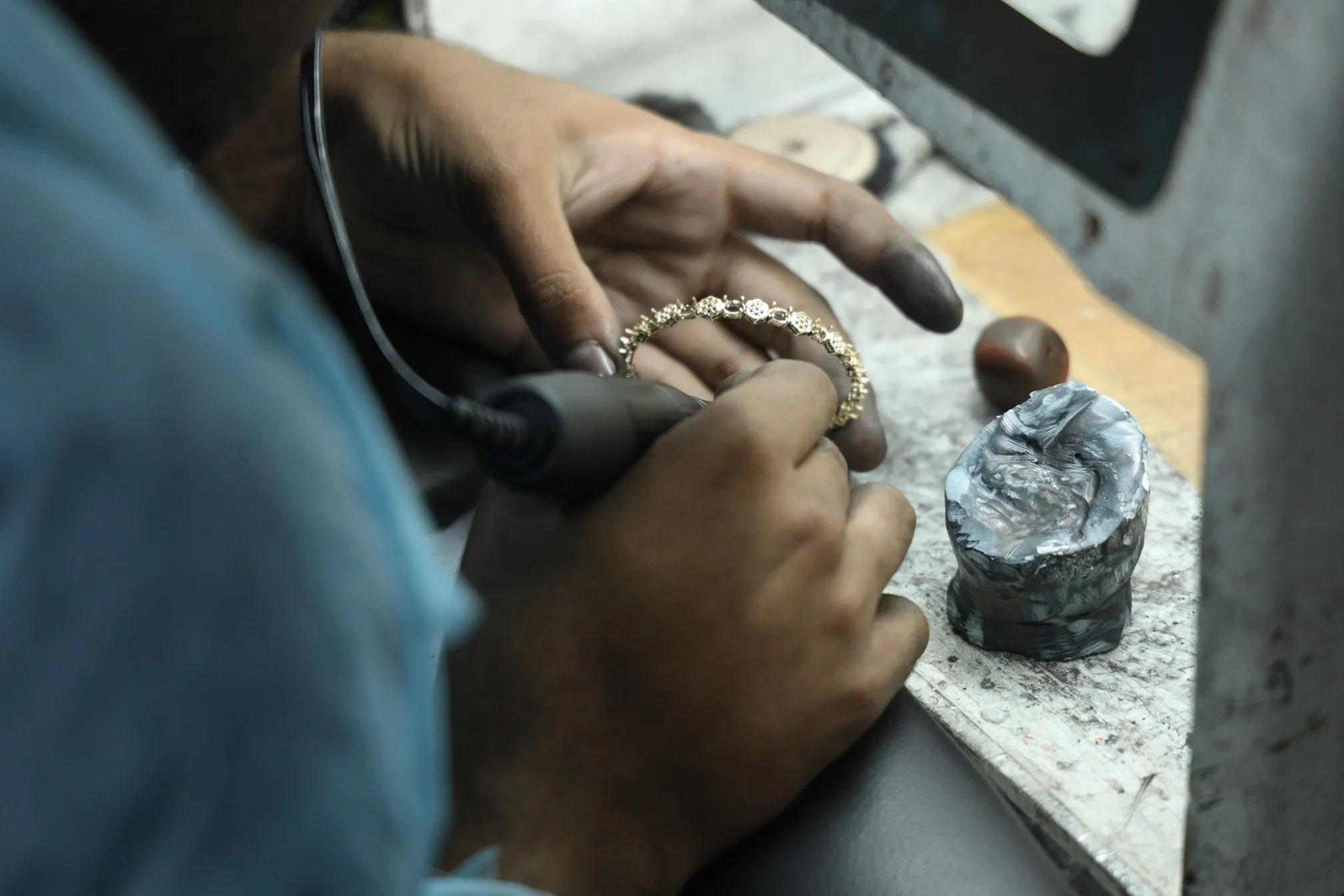 Catena da rapper ghiacciata a maglie cubane da uomo in moissanite con diamanti tondi e baguette premium da 20 mm, disponibile dall'India_voghion.com