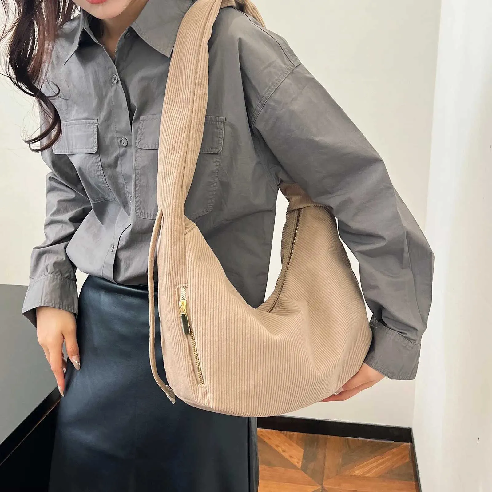 Corduroy Drstring Cloud Damen Große Kapazität Dumpg 2024 Neue einfache lässige Achseltasche Handtasche Schulter CrossbodyC241106_voghion.com