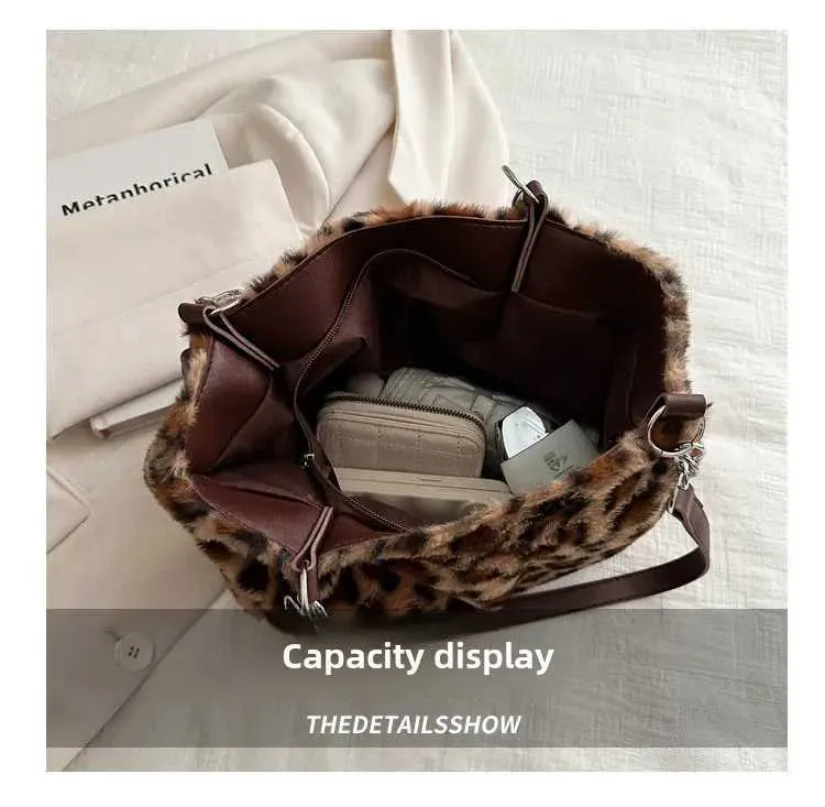 Le sac à bandoulière en peluche imprimé léopard pour femme est un sac à bandoulière décontracté et à la mode avec une grande capacité et une texture haut de gamme_voghion.com