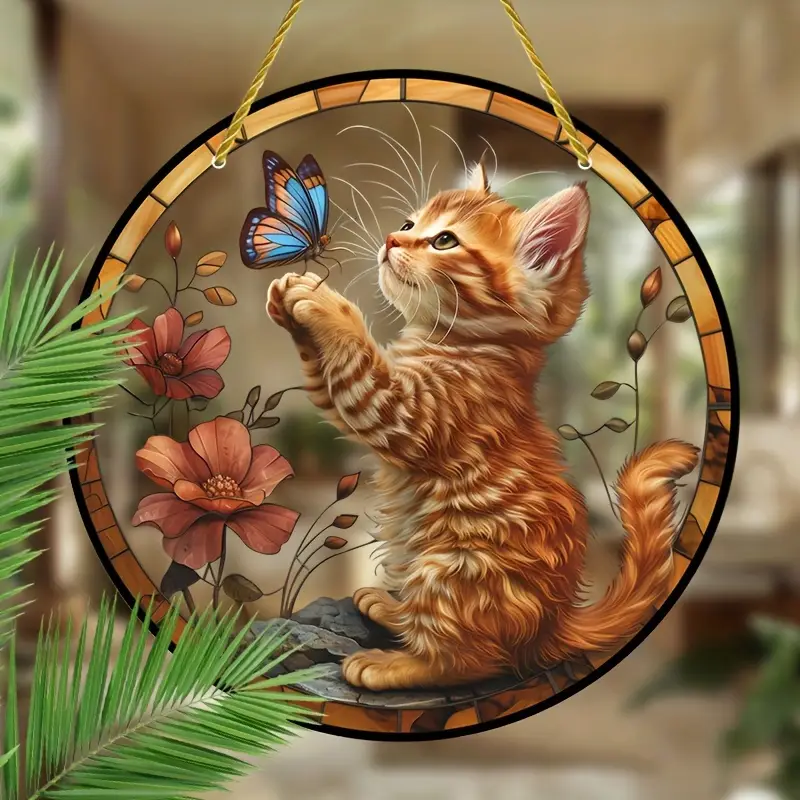 Captor de soare jucăuș cu pisicuță și fluture - artă acrilică vibrantă de 20 cm. Decor fantezist pentru ferestrele din grădină sau cadoul prețuit al iubitorilor de animale._voghion.com