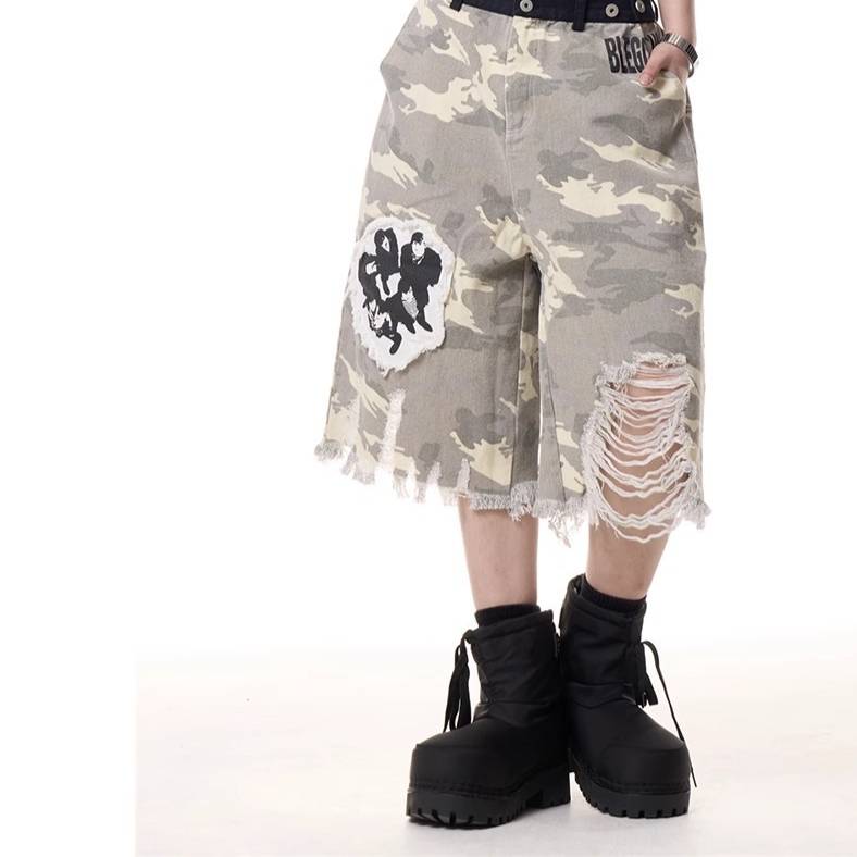 ​​"Men's Camo Patchwork Distressed Denim Shorts – Vintage Streetwear Style (Relaxed Fit, Frayed Hem, 7/10 Length)"​​_mkmklike.com