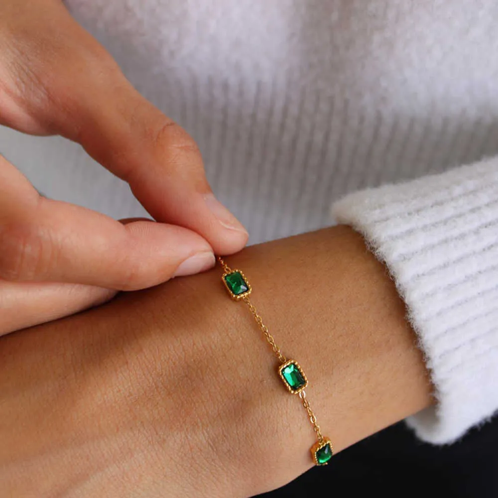 Bracciale minimalista con zirconi verdi a spina di pesce e catena Figaro intrecciata con ciondoli di smeraldo_voghion.com