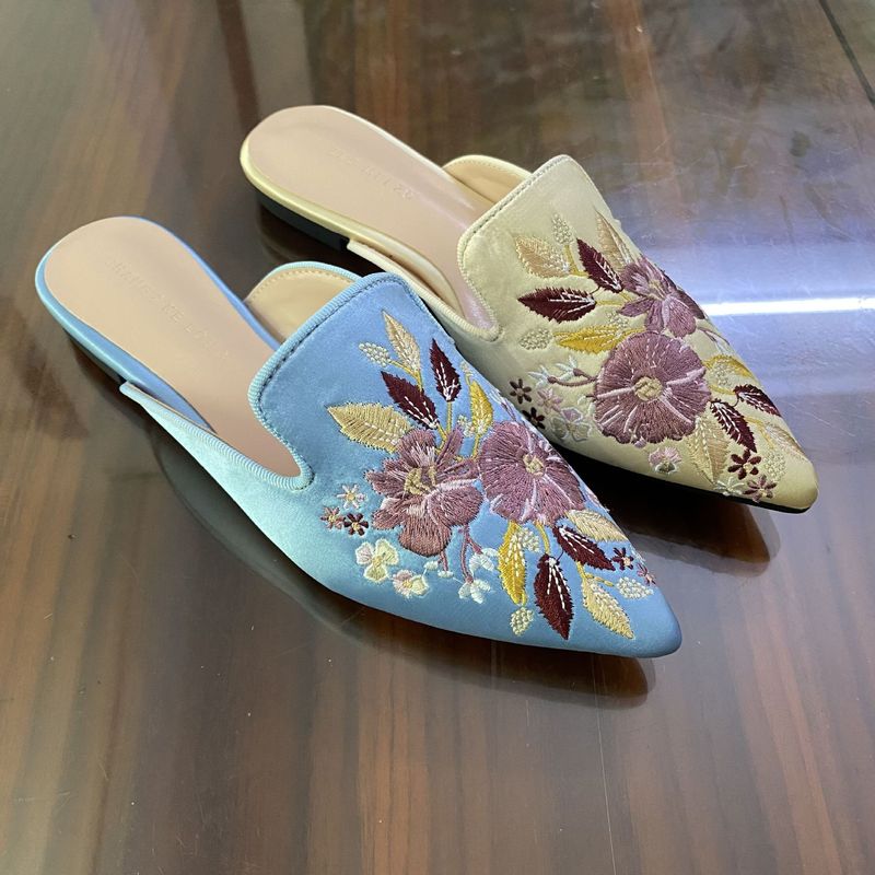 Chengmei Foot Anti slip Women's Single Embroidered wer Flat Bottom Pointed Muller Slippers Wrapped Head Outer Wearing_voghion.com