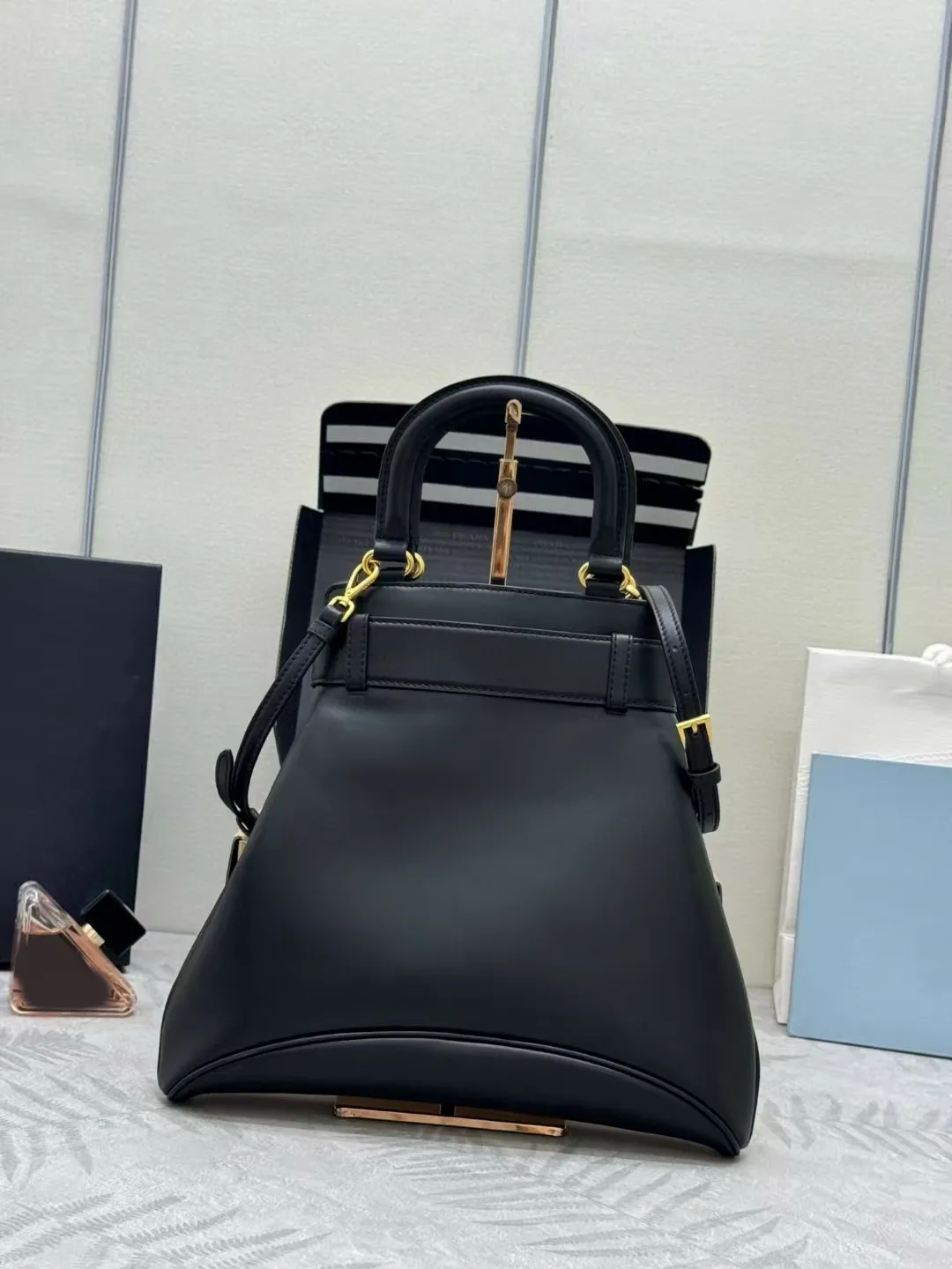 10A Top Handle Handbags Quality Designer Calfskin Leather Waist Belt Hobo Bags Gold-tone Hardware Twistlock Buckle Long_voghion.com